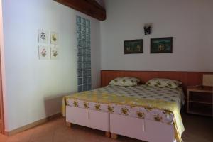 um quarto com uma cama num quarto em Residence Joy Center em Villar Pellice