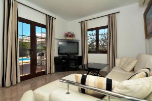 Televízia a/alebo spoločenská miestnosť v ubytovaní Villa Paradise Private Pool Yaiza By PVL