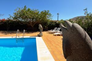 Bazén v ubytovaní Villa Paradise Private Pool Yaiza By PVL alebo v jeho blízkosti