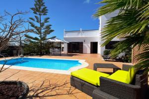 Bazén v ubytovaní Villa Paradise Private Pool Yaiza By PVL alebo v jeho blízkosti