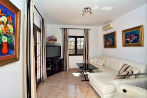 Televízia a/alebo spoločenská miestnosť v ubytovaní Villa Paradise Private Pool Yaiza By PVL
