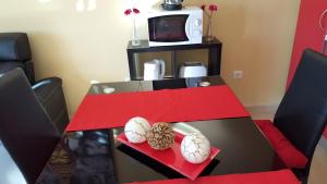 Una mesa roja con dos bolas encima. en Residencial Cotillo Playa, en Cotillo