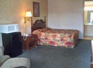 een hotelkamer met een bed en een televisie bij Scottish Inns Morristown in Morristown