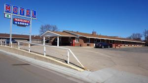 un signo mcdonalds frente a un edificio en Travelers Lodge Marshall, en Marshall