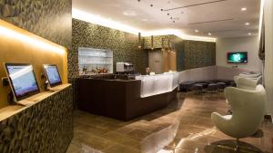 A television and/or entertainment centre at Monti Palace Hotel