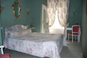 エクス・アン・プロヴァンスにあるHôtel le Prieuréのベッドルーム1室(ベッド1台、椅子、窓付)