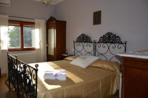 1 dormitorio con 1 cama con 2 toallas en Affittacamere Nonna Bon Bon en Senigallia