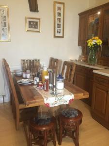 una mesa de madera y sillas en la cocina en Badjao B&B, en Edimburgo