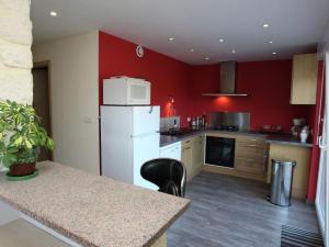 Cuisine ou kitchenette dans l'établissement Modern holiday home with pool in Phalsbourg