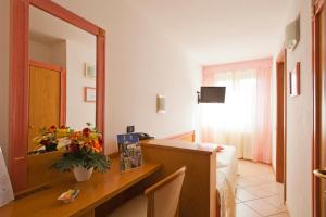 Televízia a/alebo spoločenská miestnosť v ubytovaní Hotel Ambra