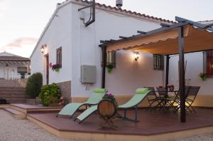 eine Terrasse mit Stühlen und einem Tisch vor einem Haus in der Unterkunft La Miranda in Tortosa