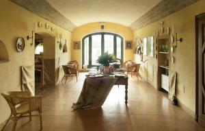 a large living room with a table and chairs at Agriturismo Le Colombaie in Busseto