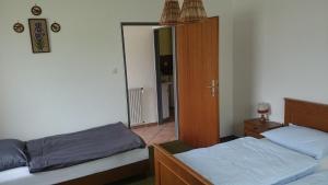 een slaapkamer met 2 aparte bedden en een kast bij Seebungalows Wedenig direkt am See in Krumpendorf am Wörthersee