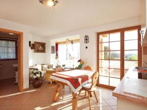 eine Küche und ein Wohnzimmer mit einem Tisch und Stühlen in der Unterkunft Flat near the ski area in Urberg in Urberg