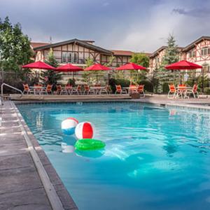 una piscina con palle, tavoli e ombrelloni di Zermatt Utah Resort & Spa Trademark Collection by Wyndham a Midway