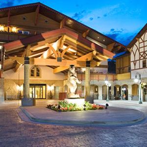 un gran edificio con una estatua delante de él en Zermatt Utah Resort & Spa Trademark Collection by Wyndham en Midway