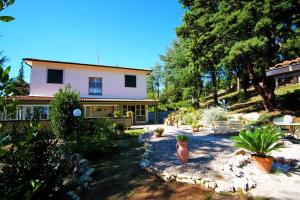 a house with a garden in front of it at Bed and Breakfast Romantica Evasione in Sutri