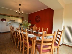 een eetkamer met een houten tafel en stoelen bij Modish Holiday Home in Waimes with Sauna in Waimes