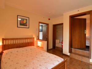 Tempat tidur dalam kamar di Panoramic Retreat, Thirimont
