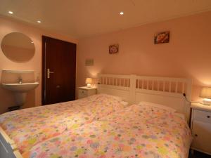 Tempat tidur dalam kamar di Panoramic Retreat, Thirimont