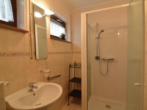 Kamar mandi di Panoramic Retreat, Thirimont