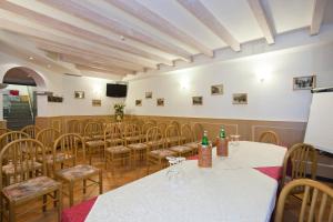 Televízia a/alebo spoločenská miestnosť v ubytovaní Hotel Ambra