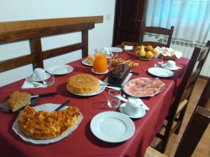 ソヴァナにあるAgriturismo Sovanellaの赤いテーブルクロスと食べ物