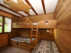 Ce chalet en bois dispose de lits superposés et d'une échelle. dans l'établissement Quaint Chalet in Ventron with Roofed Terrace, à Ventron
