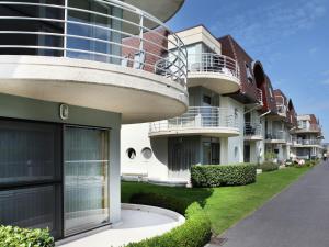 un edificio con balcones en un lateral en Stylish Apartment in Bredene with Pool, en Bredene