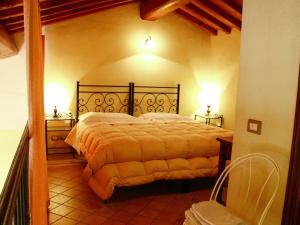 Postel nebo postele na pokoji v ubytování Historic Tuscan Villa