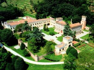 an aerial view of a large building with a garden at Regal Castle near Padua and Venice with scenic beauty in Monselice