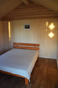 מיטה או מיטות בחדר ב-Lāde