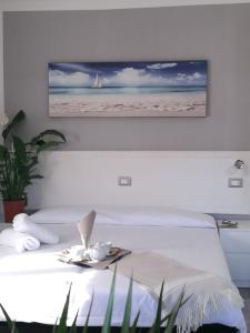1 dormitorio con 1 cama con una foto en la pared en IRON GATE MARINA3B, en Sarzana