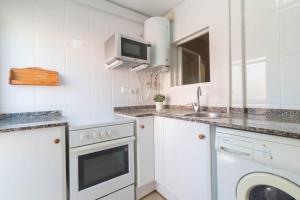 サロウにあるCorcega 1066 IBERPLAYAの白いキッチン(シンク、食器洗い機付)