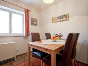 una sala da pranzo con tavolo e sedie in legno di Apartment in the Pfaffenwinkel district a Prem