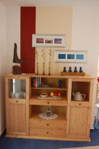 シェーンベルガー・シュトランドにあるFerienwohnung Sonnenscheinの部屋にある食べ物が置かれた木製の棚