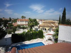 - une vue sur une maison avec une piscine dans l'établissement Belvilla by OYO Casa Fien, à Rojales