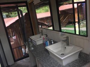 un bagno con due lavandini e uno specchio di Cabañas Colindas a Città di Panama