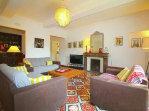 uma sala de estar com dois sofás e uma lareira em Charming holiday home with private pool em Cavaillon