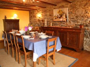 Quaint Cottage in Egb mont with Garden في Exbomont: غرفة طعام مع طاولة مع قطعة قماش من الطاولة الزرقاء