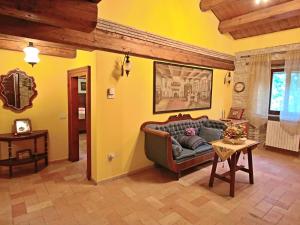 een woonkamer met een bank en een tafel bij Belvilla by OYO Casa Lella in Serrungarina