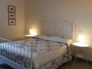 カスティリョンチェッロにあるPodere Bellavistaのベッドルーム1室(白いベッド1台、テーブル2台付)