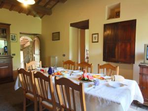 a dining room with a table with food on it at Belvilla by OYO Cal Bianchino in Mercatello sul Metauro