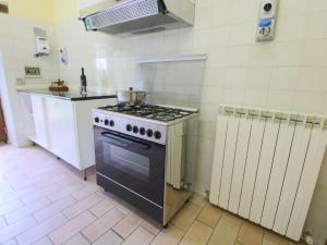 a kitchen with a stove top oven in a kitchen at Belvilla by OYO Cal Bianchino in Mercatello sul Metauro