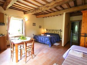 1 dormitorio con 1 cama y 1 mesa en una habitación en Belvilla by OYO Cal Bianchino, en Mercatello sul Metauro