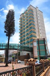 un gran edificio con una pasarela delante de él en Tamareiras Prime Hotel en Uberaba