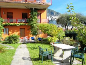Ein Garten an der Unterkunft Spacious Apartment in Menaggio with Terrace