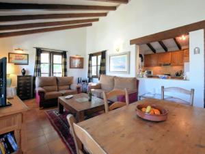 Posedenie v ubytovaní Holiday Home in Casares with Pool & Sea Views
