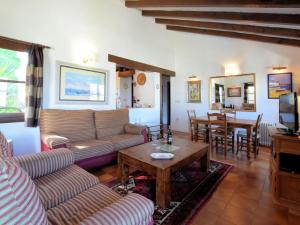 Posedenie v ubytovaní Holiday Home in Casares with Pool & Sea Views