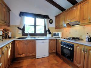 Kuchyňa alebo kuchynka v ubytovaní Holiday Home in Casares with Pool & Sea Views